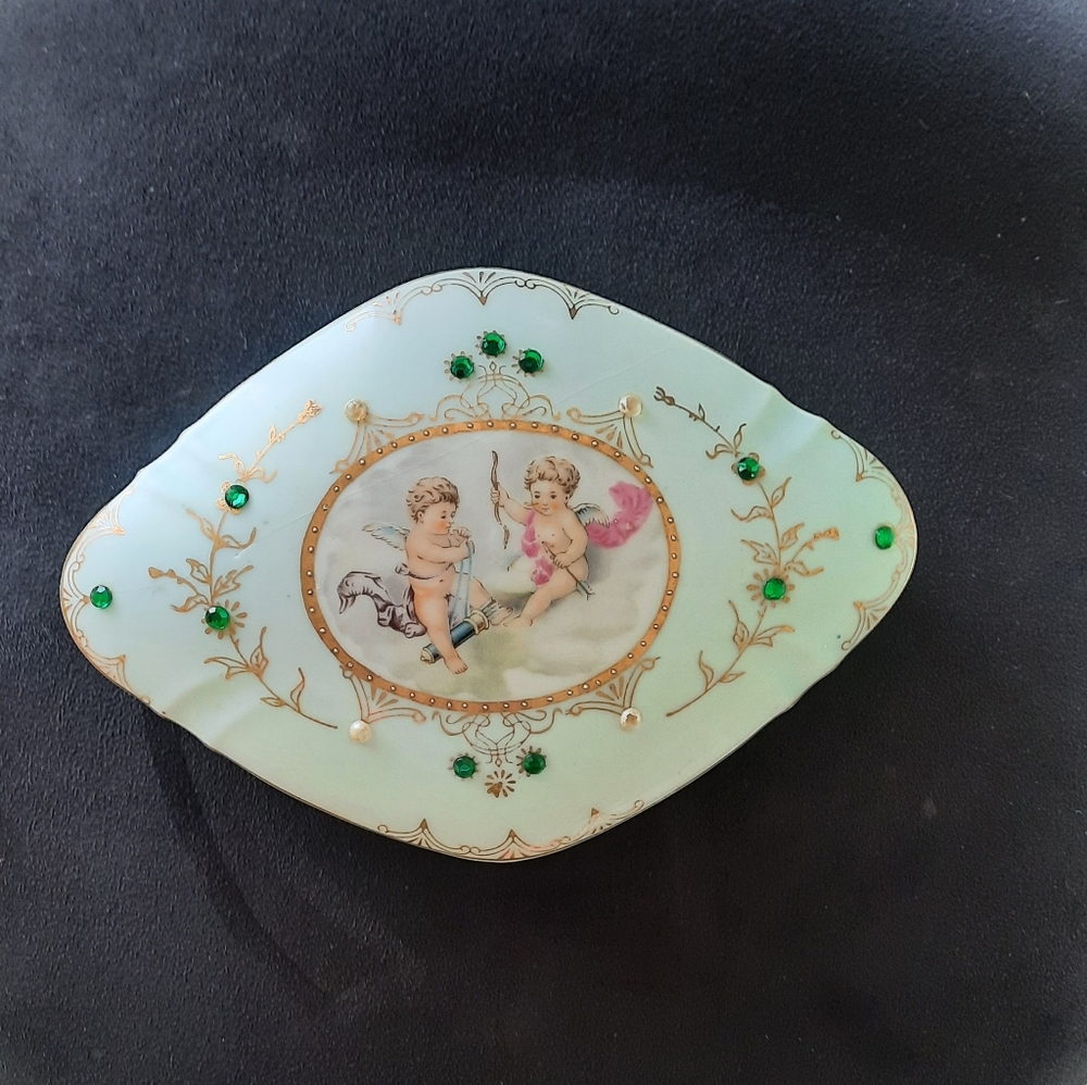 Vintage porcelain trinket box